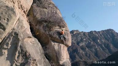 <strong>青年男人</strong>在悬崖峭壁上攀岩